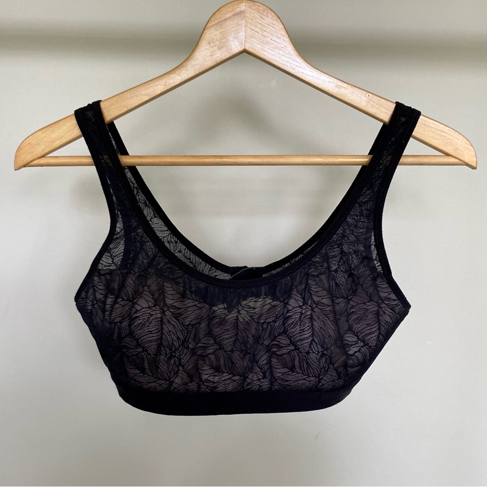 Lululemon Shadow mesh leaf patterned bra. 🖤 - Picture 5 of 7